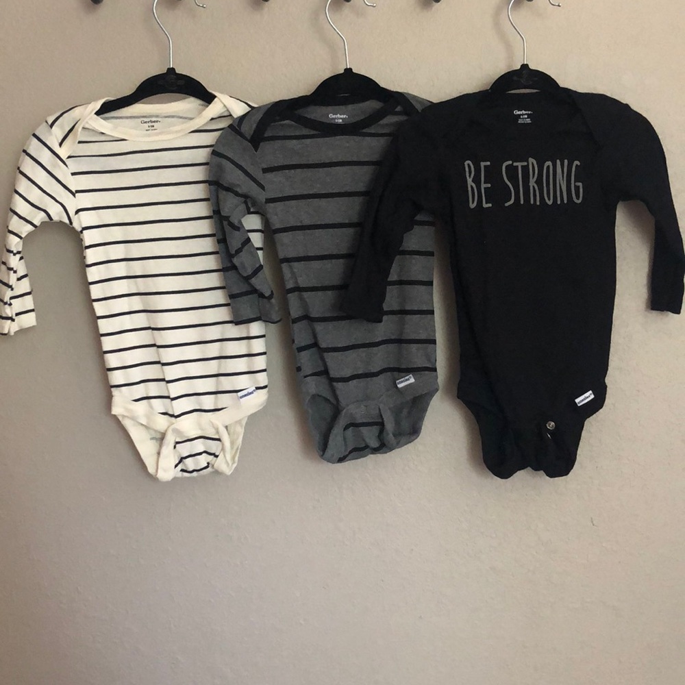 Never worn Gerber onesie set 6-9m long sleeve